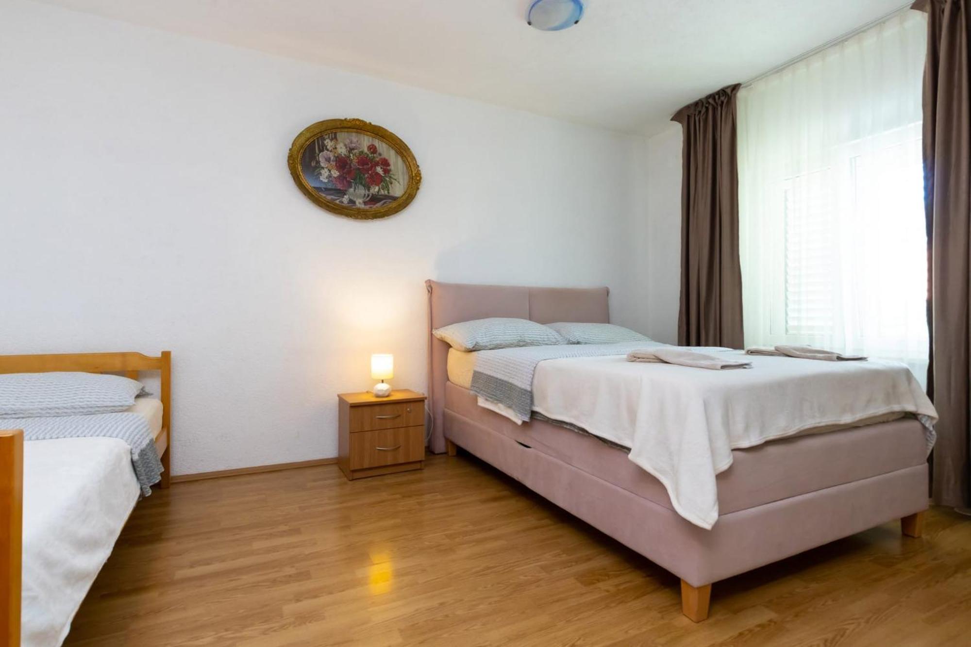 Apartments Dino Kastela Bagian luar foto