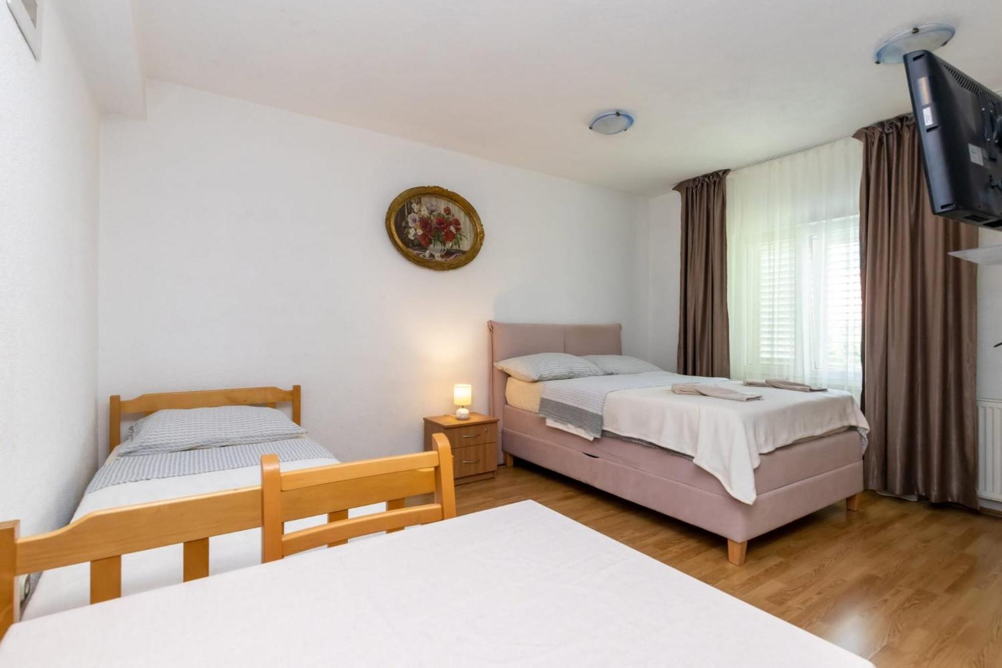 Apartments Dino Kastela Bagian luar foto