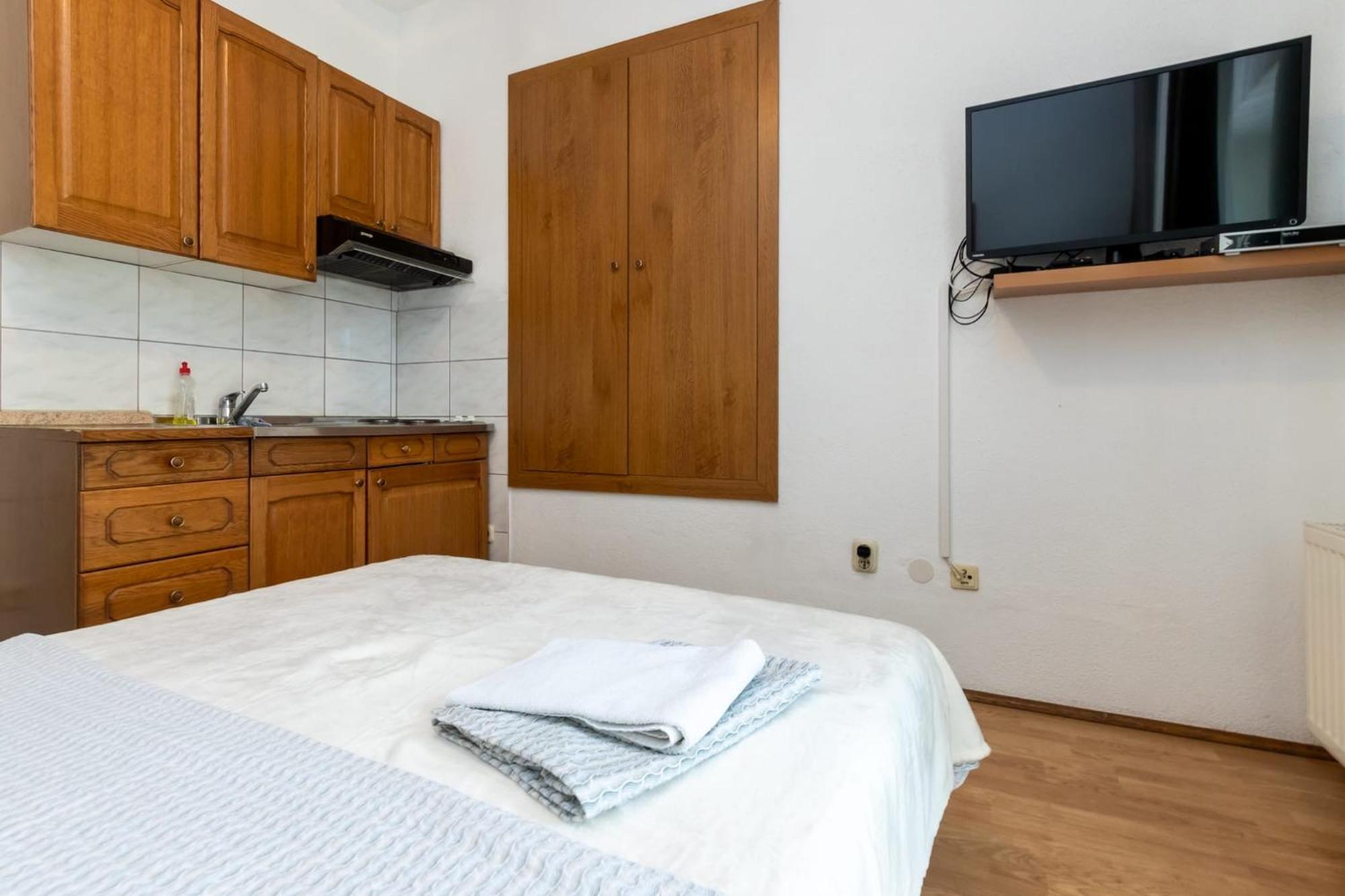 Apartments Dino Kastela Bagian luar foto
