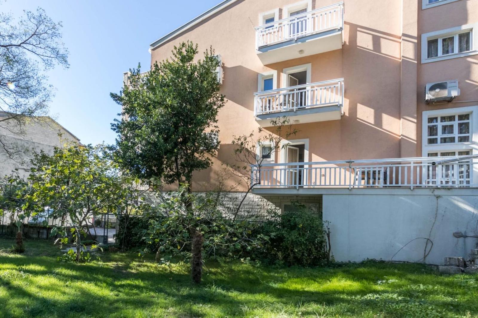 Apartments Dino Kastela Bagian luar foto