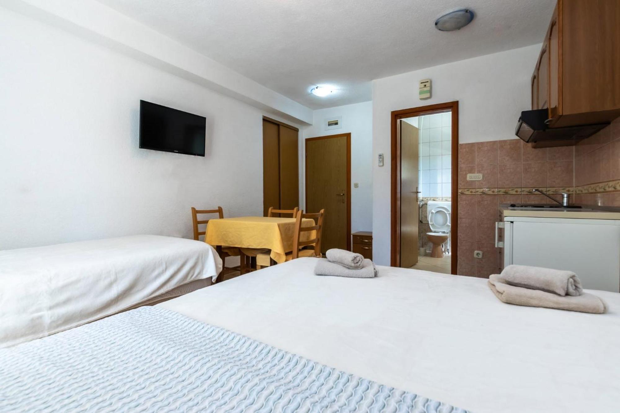 Apartments Dino Kastela Bagian luar foto