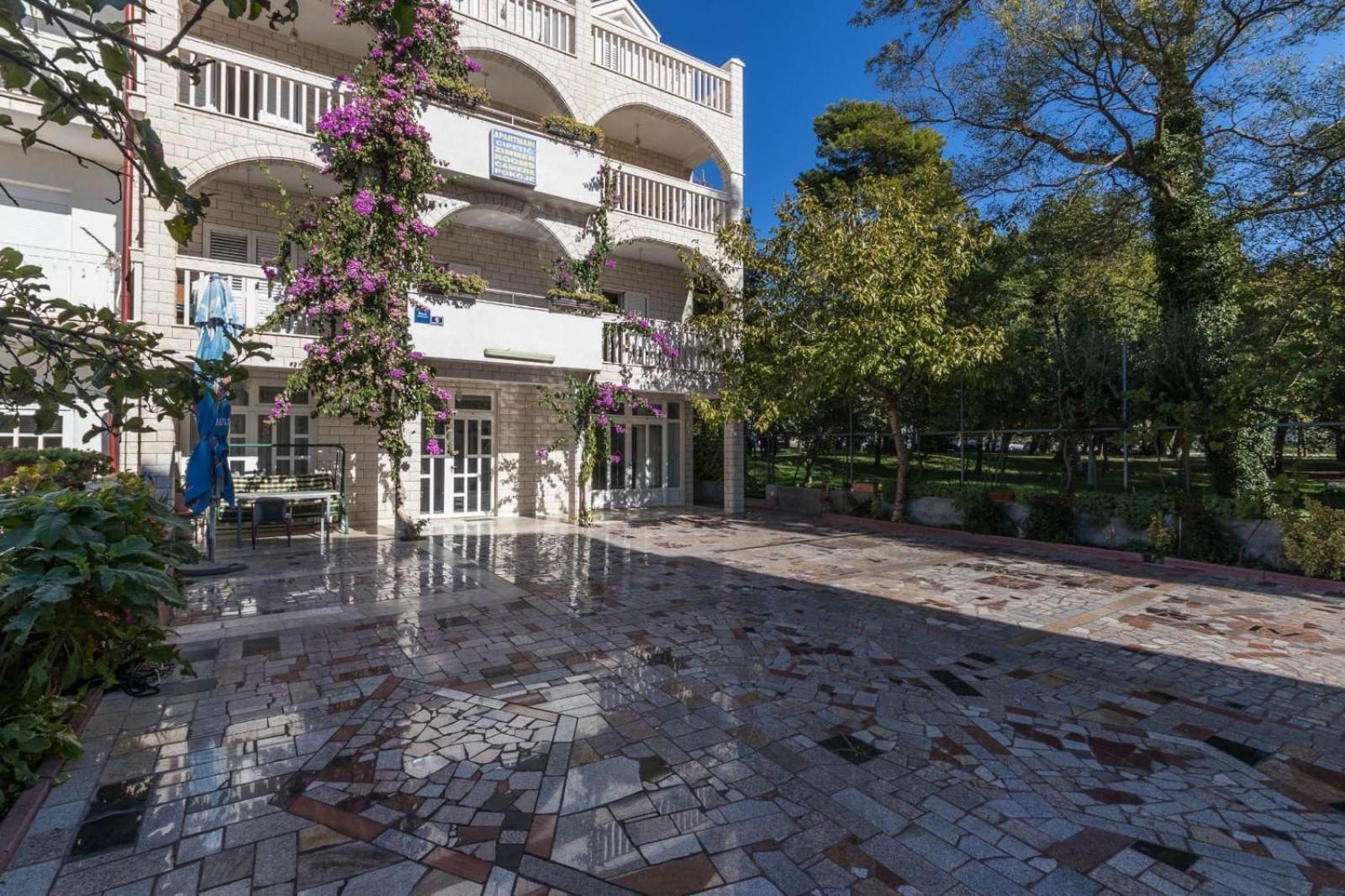 Apartments Dino Kastela Bagian luar foto