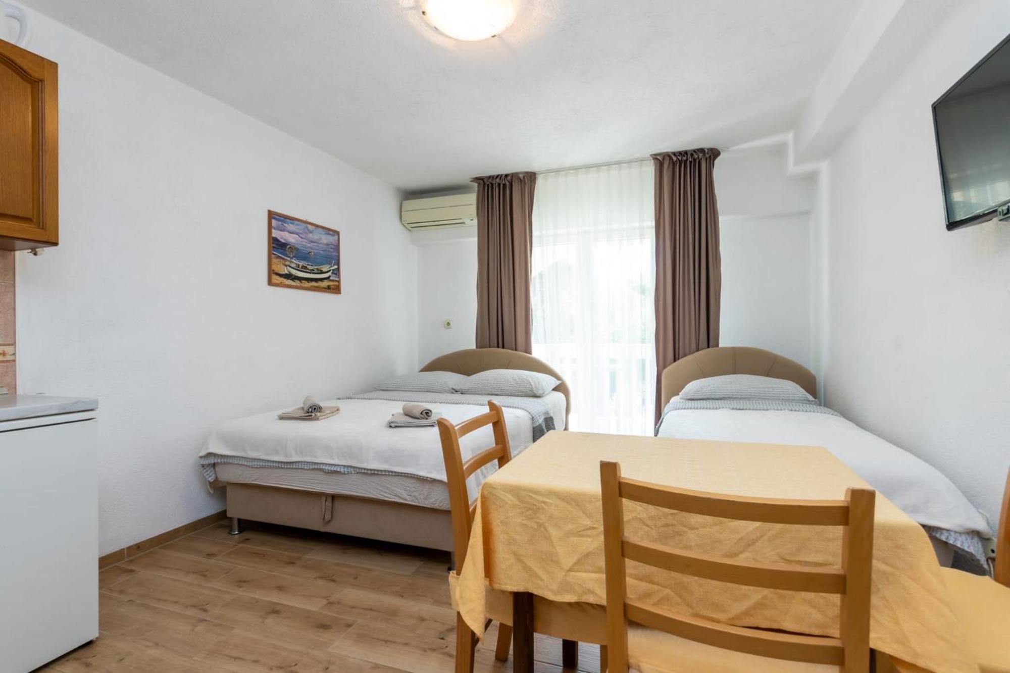 Apartments Dino Kastela Bagian luar foto